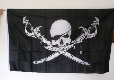 Пиратско знаме две саби и нож череп орнаменти абордаж флаг