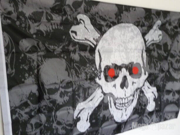 Пиратско знаме с черепи кости червени очи пират страшно ужас