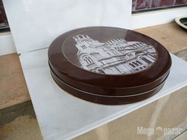 Шоколадова бонбониера от соц периода. Кутията е с изображение на църквата „Александър Невски“ в центъра