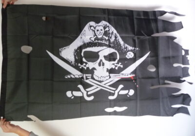 Пиратско знаме флаг шапка кораб корсар пирати прокъсано саби