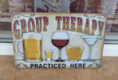 Групова терапия се практикува тук метална табела бар мъжка бърлога