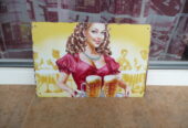 Метална табела бира хубава блондинка я предлага наздраве сервитьорка бар