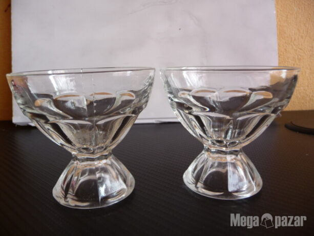 Две стъклени чашки за 2лв. чаши стъкло на столче аперитив