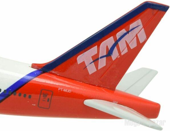 Бойнг 777 самолет модел макет метален лайнер TAM летище