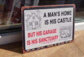 Метална табела За мъжа дома е крепост а гаража е църква светилище